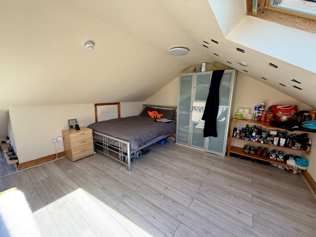 Lot: 43 - HOUSE OF MULTIPLE OCCUPANCY FOR INVESTMENT - Bedroom four